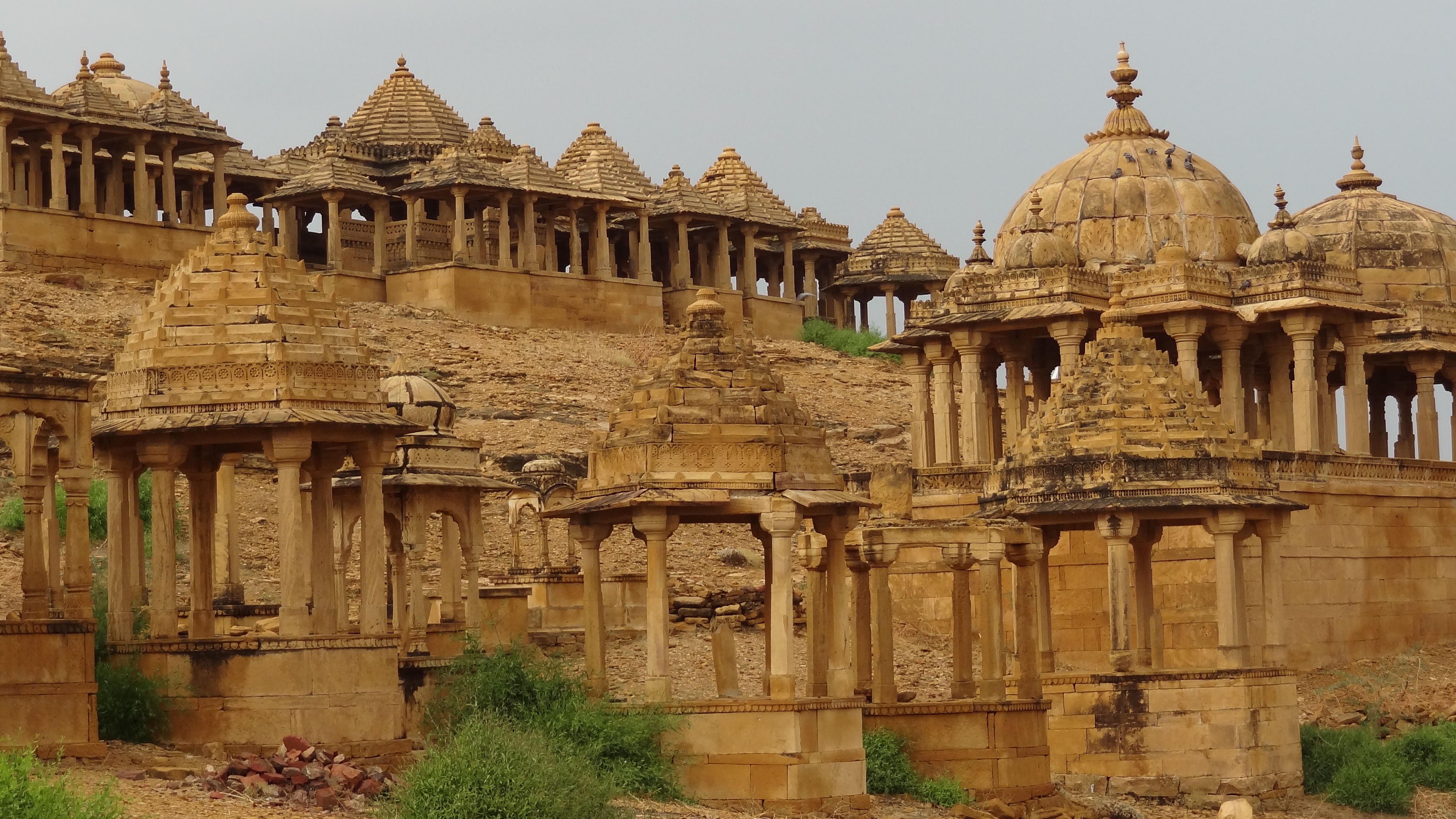 Royal_Cenotaphs,_Jaisalmer,_Rajasthan